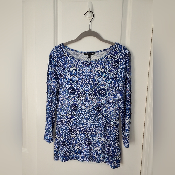 Cable & Gauge 3/4 Length Sleeve Shirt w/ Stained Glass Design - Picture 2 of 4